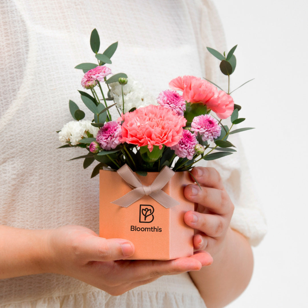 bloomthis-hat-box-chaya-carnation-mini-flower-box-1080x1080-02_7213598c-8926-4ffc-bdfe-28f7bb0af420