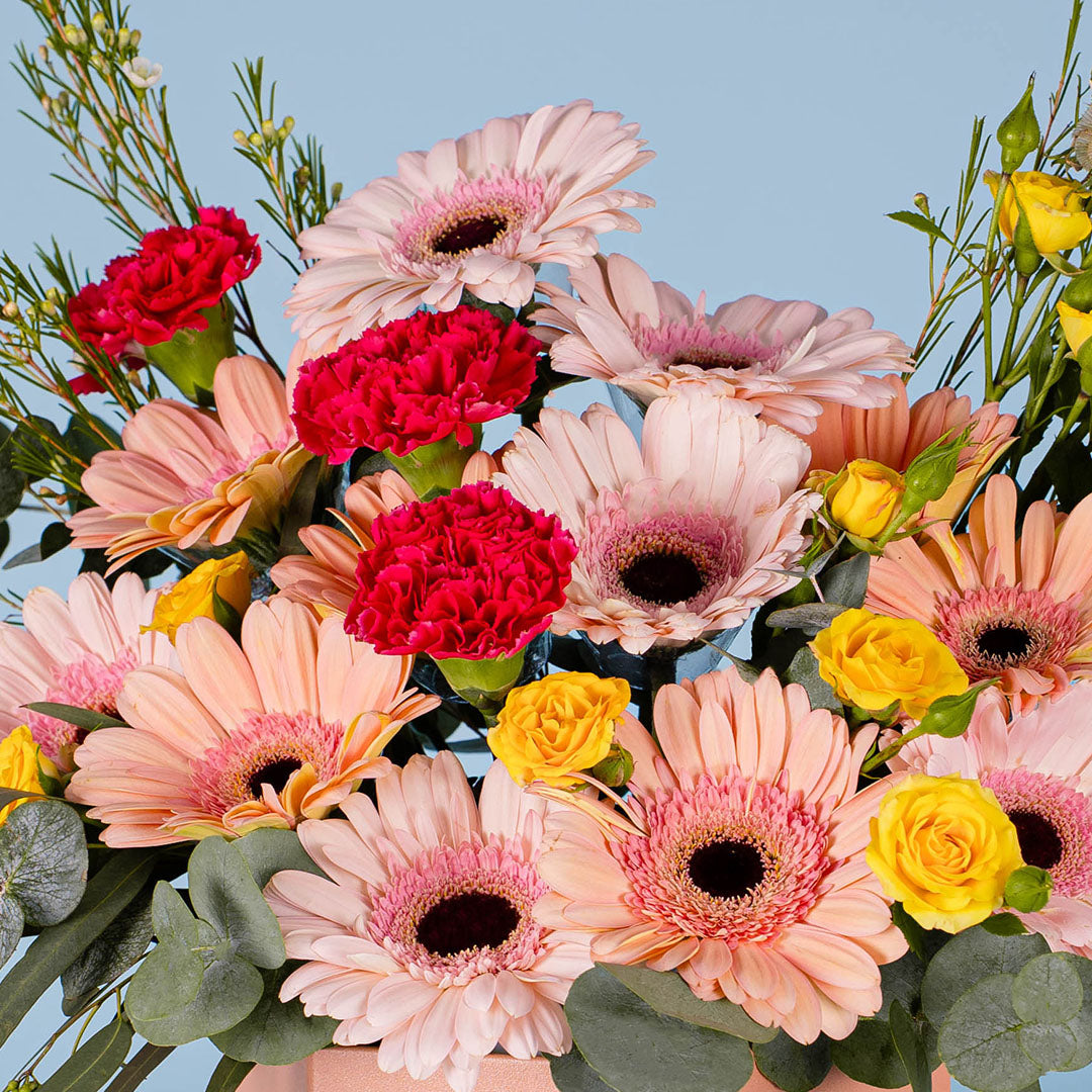 bloomthis-hat-box-izzy-pink-daisy-flower-box-1080x1080-04_4f62b64b-f386-4dd9-9abd-66366c459a7e