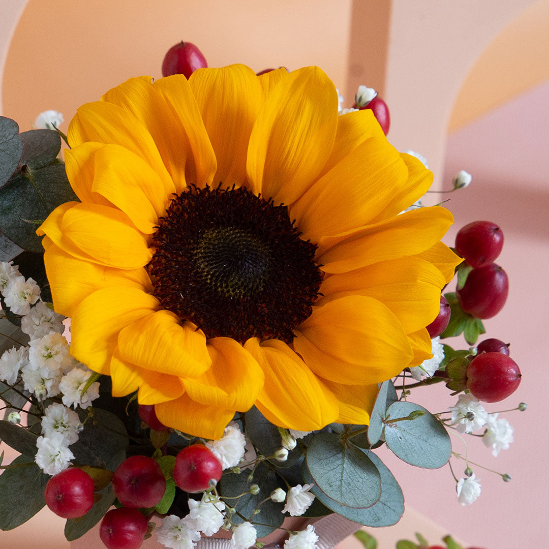 bloomthis-hat-box-tinkerbell-sunflower-mini-flower-box-1080x1080-04_9fef25b5-5f84-49c1-aa10-8fd1199e52f9