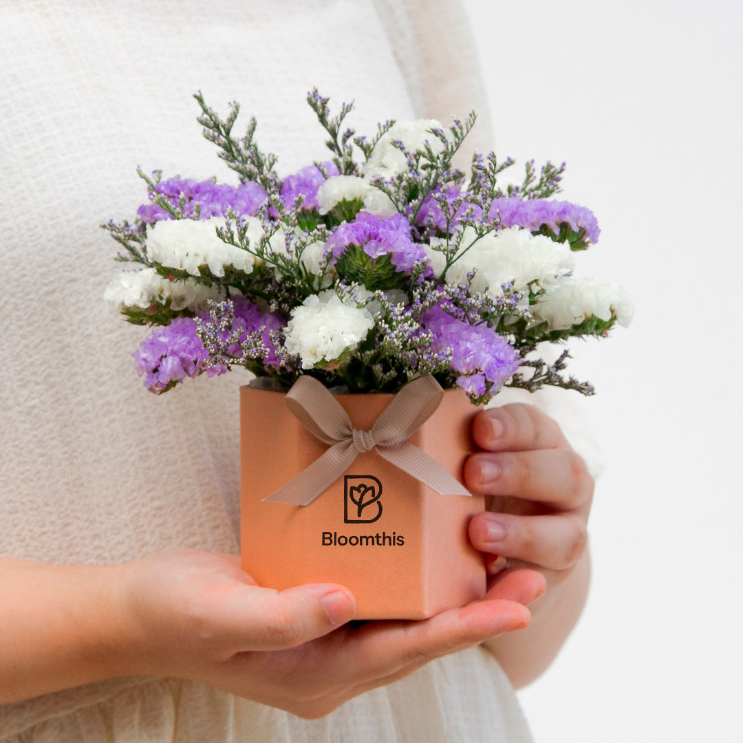 bloomthis-hat-box-wanda-statice-mini-flower-box-1080x1080-02_009c6d02-6dae-4d7d-af00-e29635d10bde