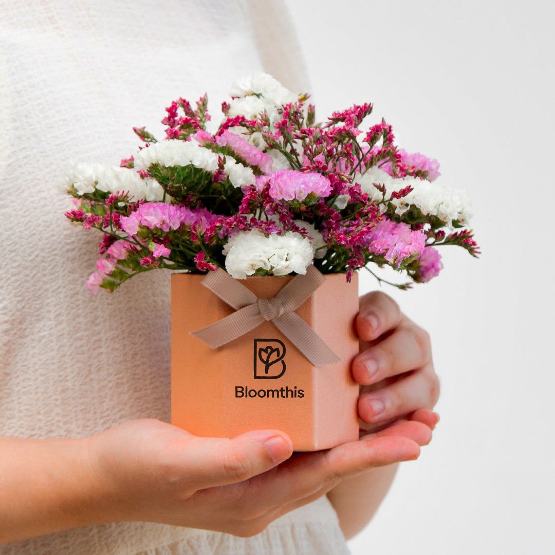 bloomthis-hat-box-wimberly-statice-mini-flower-box-1080x1080-02_071bff68-d413-42b0-af0b-7f927b341188