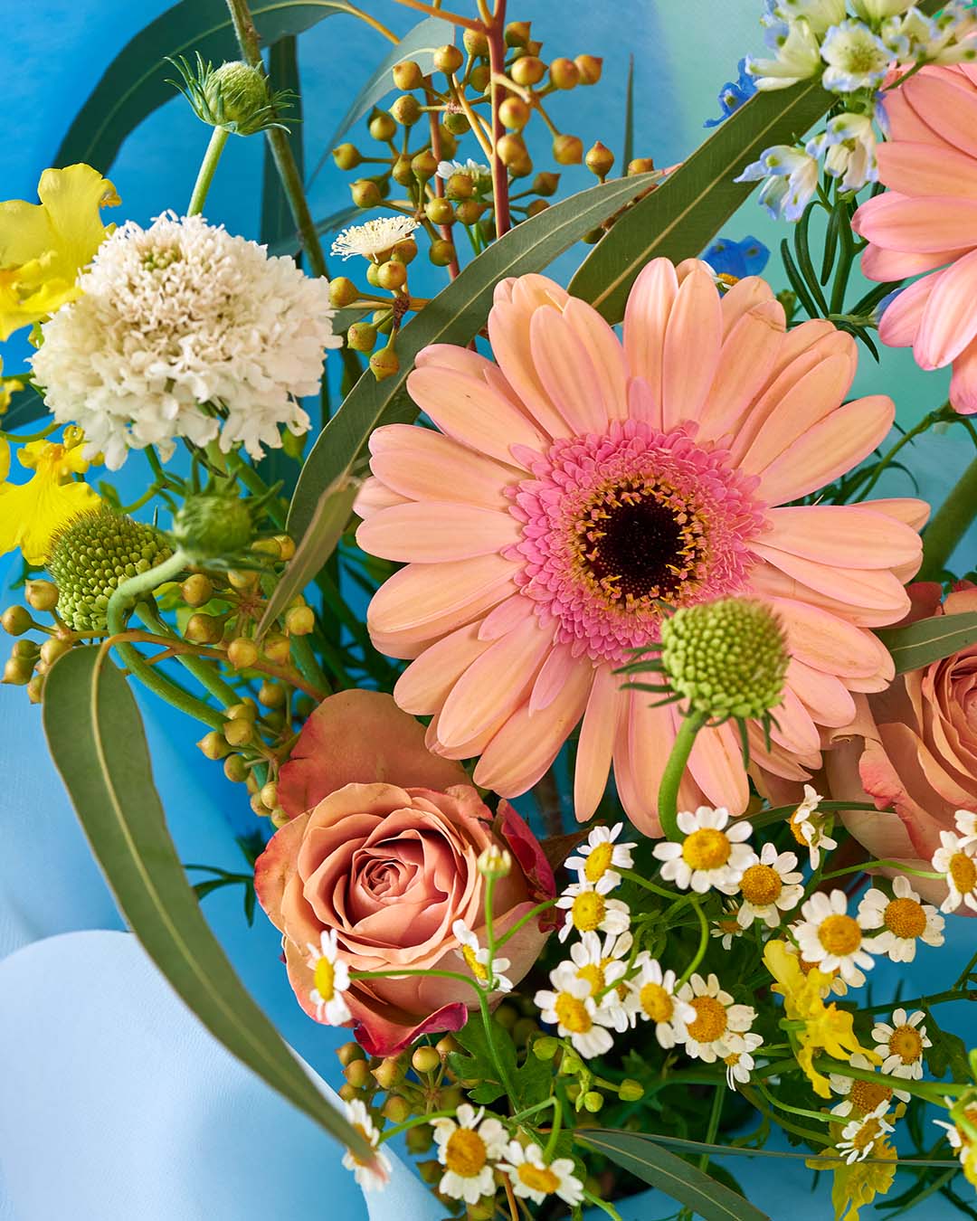 bloomthis-bouquet-for-the-plot-peach-daisy-bouquet-1080x1350-04