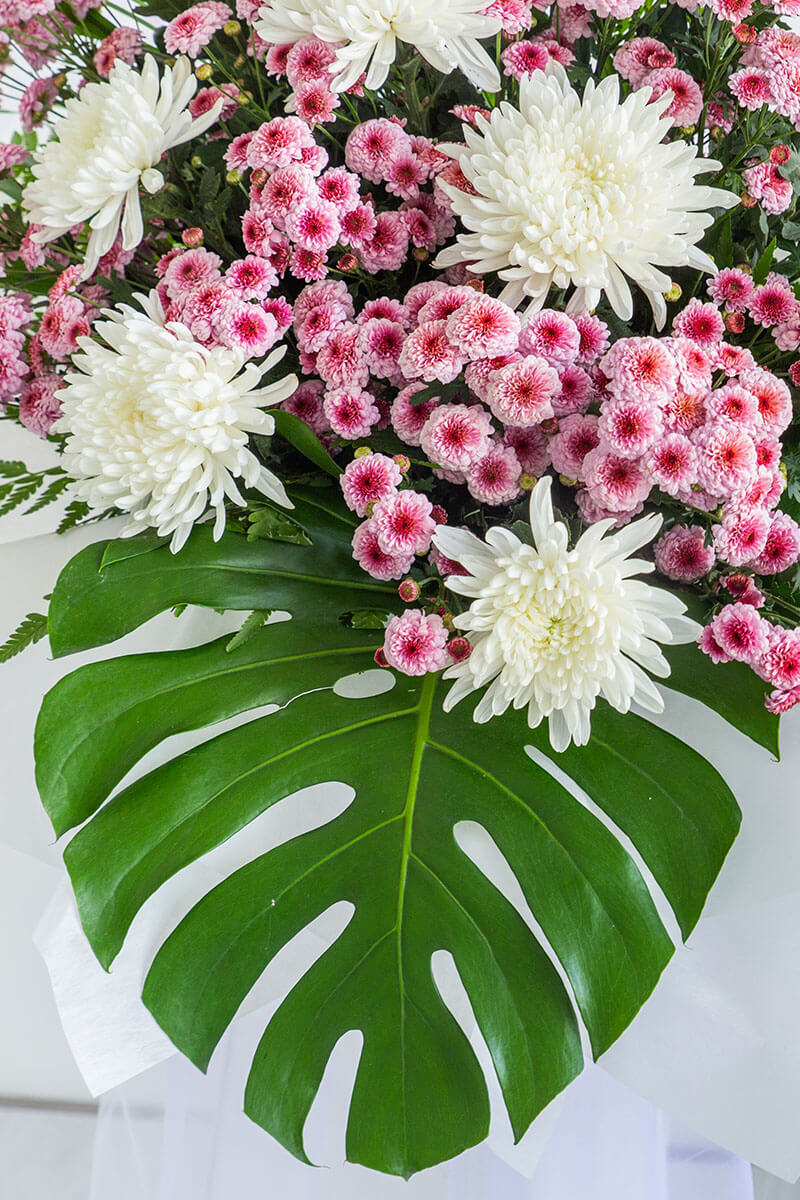 bloomthis-flower-stand-tanya-pink-button-pom-pom-condolence-flower-stand-1200x800-03