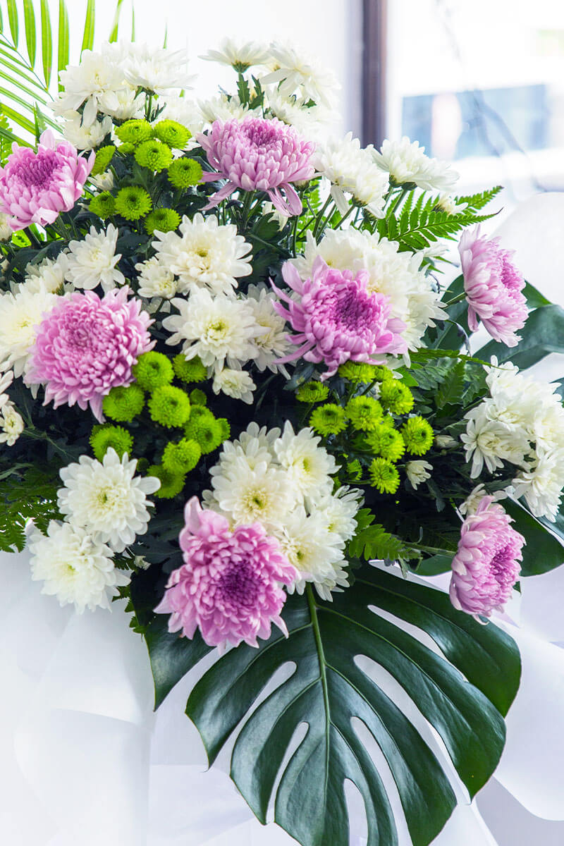 bloomthis-flower-stand-teigan-lilac-chrysanthemum-condolence-flower-stand-1200x800-02