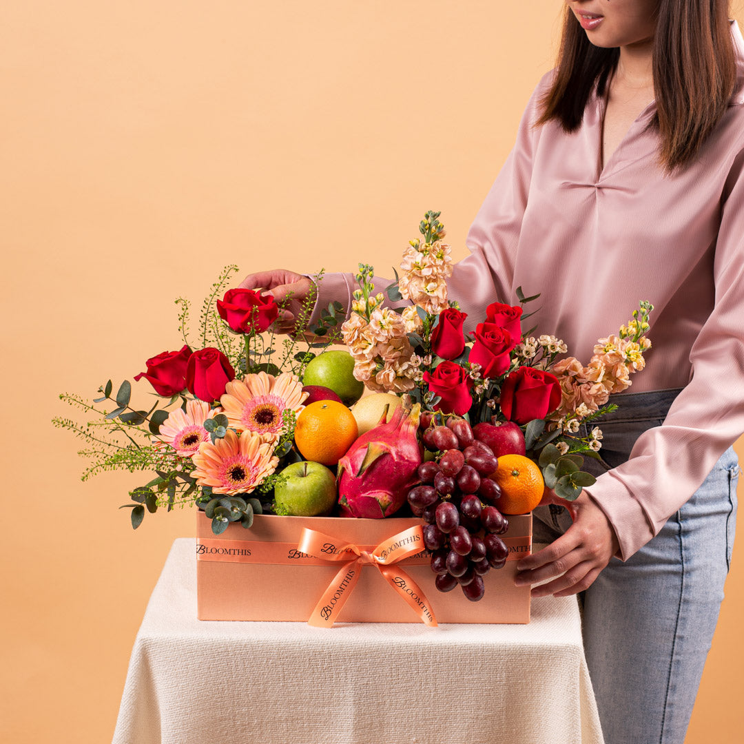 bloomthis-fruit-basket-brianna-flowers-fruit-basket-1080x1080-02-model