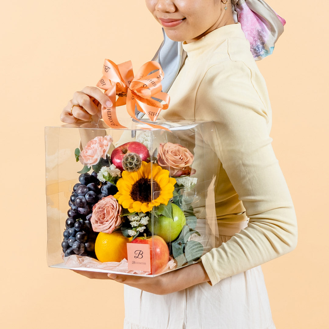 bloomthis-fruit-basket-lorena-flowers-fruits-gift-box-1080x1080-03-model