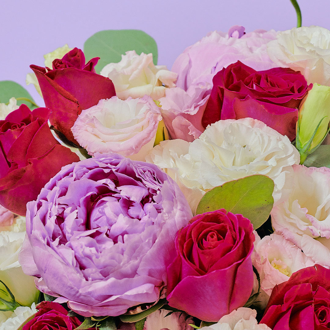 bloomthis-hat-box-alyssa-rose-peony-flower-box-1080x1080-05_db19a6e0-f1b2-4582-b017-96e7f2c2b22f